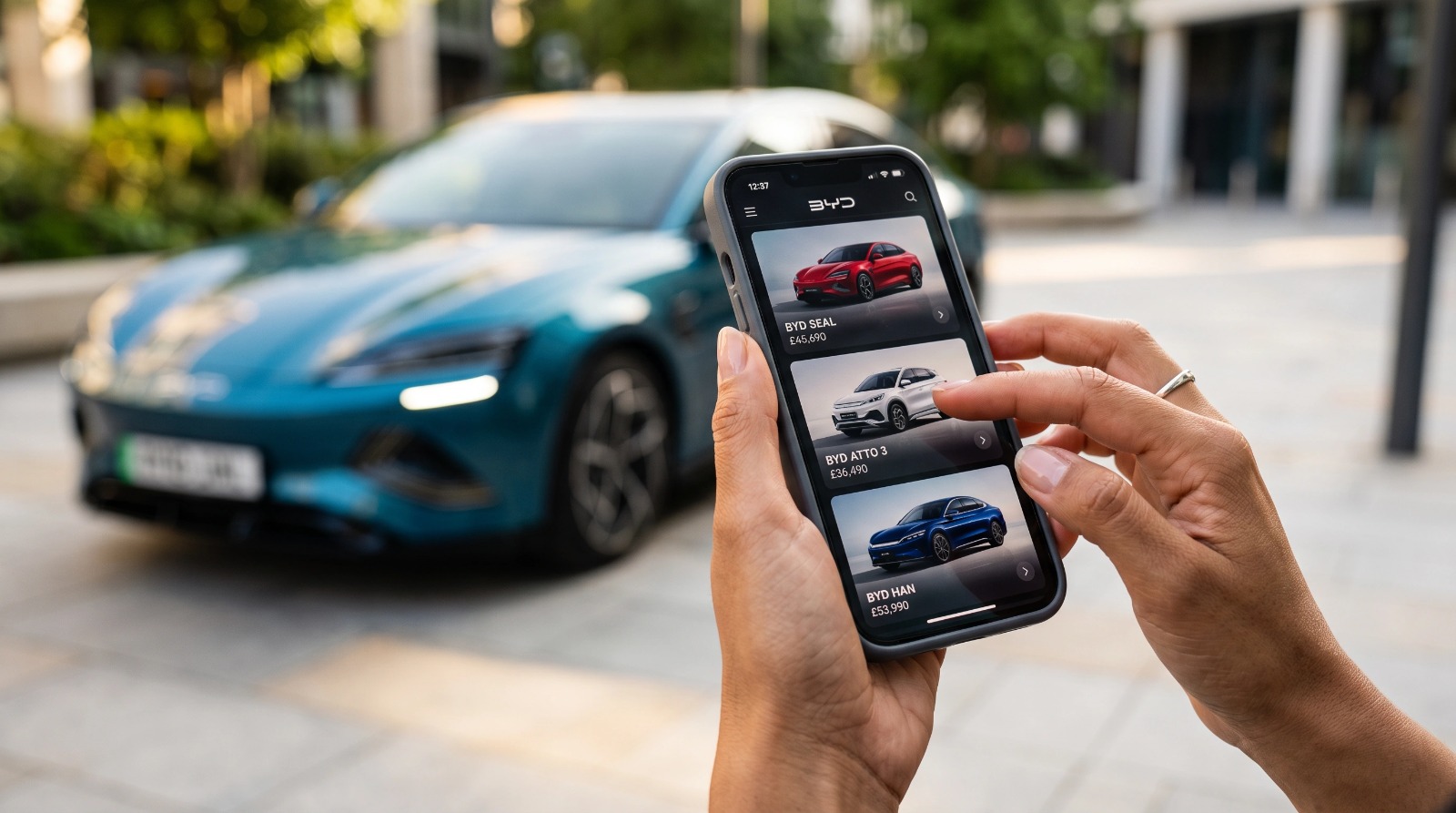 Client comparant des versions de SUV via une conversation sur son téléphone