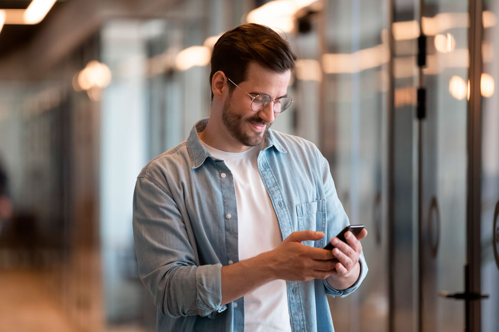 Hombre revisando las conversaciones de sus chats