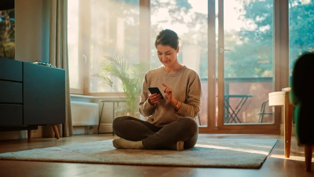 Personas leyendo SMS enviado desde Keybe App
